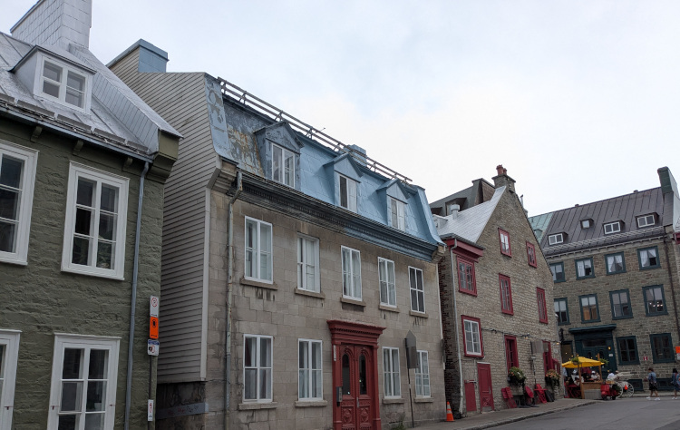 An image of a few buildings in Vieux-Québec